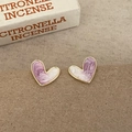 Detalle de pendientes de corazón con esmalte de mármol púrpura y borde dorado - Pendientes de botón de corazón de esmalte púrpura y blanco