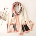 Châle chic en coton et lin beige avec patchwork de couleurs et motifs de cœurs - Bord Rose