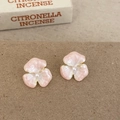 Boucles d'oreilles fleurs en émail rose avec perle centrale et plaqué or - Boucles d'Oreilles Clous Fleur en Émail Rose (A-156)