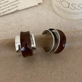 Primer plano de aretes retro en forma de C de plata con esmalte marrón café - Plata Marrón