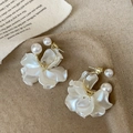 Orecchini a petalo di fiore con perle bianche opache e design ad anello a C dorato - Oro