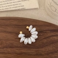 Ear cuff vintage francese con perle a goccia e dettagli dorati su vassoio in legno - A-244 Ear Cuff Oro Con Perla
