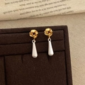 Detalle de los pendientes de nudo dorado con colgantes de gota en plata mate - Nudo Dorado + Gota de Agua Mate Plateada / Bicolor Oro y Plata