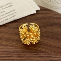 Detaillierte Nahaufnahme des mattgoldenen Blumenrings mit verstellbarem offenem Design - Goldener Blumenring