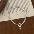 Detail-Makroaufnahme eines S925 Silberperlenarmbandes mit klassischem OT-Knebelverschluss - 4mm Manta Rose