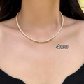 Dettaglio della collana girocollo con perle bianche da 4mm indossata dal modello - Collana di perle bianche da 4mm