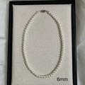 Dettaglio di una collana di perle da 6mm con alta lucentezza e chiusura in metallo - Collana di perle bianche da 6mm