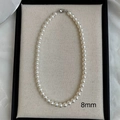 Dettaglio di collana di perle bianco crema 8mm con chiusura argento su vassoio - Collana di perle bianche da 8mm