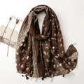 Detail van een bruine boho-sjaal met paisley-patroon en fijne franjes aan de uiteinden - Koffie (SL2105-002)