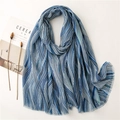 Detail eines Schals mit blauem Wellenmuster, Fransen und Cereal-Magazin-Dekoration - Blau