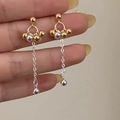 Detail von eleganten Gold- und Silberperlen-Quastenohrringen mit feinen Ketten - Gold und Silber Bi-Color Quaste