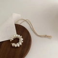 Λεπτομέρεια vintage σκουλαρίκι ear cuff με πέρλες σε σχήμα σταγόνας και χρυσές άκρες - Λευκό σκουλαρίκι πτερυγίου