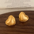 Orecchini a cuore dorati con trama spazzolata e bordi vintage su vassoio in legno - Orecchini a lobo a cuore in oro spazzolato