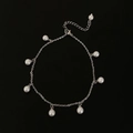 Vista dettagliata del bracciale a catena d'argento con otto perle e chiusura a moschettone - Cavigliera d'Argento (B-561) / Argento
