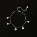 Detalle de pulsera de plata con seis perlas blancas y cierre de mosquetón ajustable - Pulsera de Plata (B-561) / Plateado