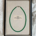 Détail d'un collier de perles en calcédoine verte avec fermoir en métal argenté - Diamètre des perles 4MM