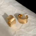 Detalle de pendientes dorados en forma de C con textura de metal cepillado mate - Dorado