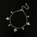 Elegante zilveren hartarmband met zirkonia steentjes op een zwarte achtergrond - Zilveren Zirkonia Hart Armband / Zilver