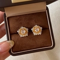 Eleganti orecchini a lobo floreali con zircone centrale in finitura oro e argento - Stile Girasole Bicolore Oro Argento (A-1431)