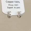 Elegantes pendientes de aro anudados en cobre plateado con diseño geométrico minimalista - Plateado