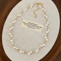 Elegante collar de perlas de doble capa con cuentas doradas en exhibidor clásico - Collar de perlas doradas