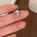 Elegante polsino da orecchio in argento con tre zirconi scintillanti su fascia liscia - Ear Cuff Sinistro in Zircone Argento