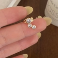 Primo piano di un ear cuff dorato con tre scintillanti pietre di zircone rotonde - Ear Cuff Destro in Zircone Oro