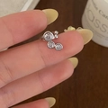 Dettaglio di earcuff in argento con tre zirconi cubici rotondi graduati con castone - Ear Cuff Destro in Zircone Argento