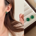 Detail von grünen Chalcedon-Ohrsteckern mit polierten Perlen und elegantem Ohr-Styling - 10mm Grüne Chalcedon Ohrstecker