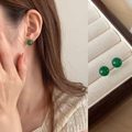 Nahaufnahme eleganter grüner Chalzedon-Ohrstecker in einer Schmuckschatulle aus Holz - 8mm Grüne Chalcedon Ohrstecker