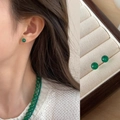 Detailaufnahme von grünen Chalcedon-Ohrsteckern und passender Perlenhalskette im Set - 6mm Grüne Chalcedon Ohrstecker