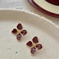 Vista dettagliata degli orecchini a fiore in smalto bordeaux con bordi metallici dorati vintage - Rosso Ancorra