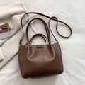 Minimalistische dunkelbraune Tote Bag aus glattem Leder mit drei Tragevarianten für Damen - Braun