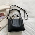 Minimalistische schwarze matte Lederbeuteltasche mit zwei Griffen und Schultergurt - Schwarz