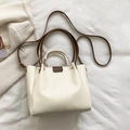 Vintage Cremefarbene Handtasche mit braunen Lederriemen und Metallbeschlägen - Weiß