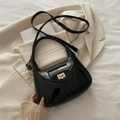 Bolso de piel charol negra con cierre giratorio dorado y correa de hombro ajustable - Negro
