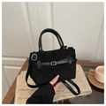 Dettaglio della borsa tote in pelle scamosciata nera con fibbia in metallo e manici robusti - Nero