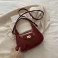 Bolso de piel charol color vino con cierre dorado y correa de hombro ajustable - Rojo