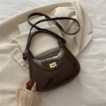 Bolso de media luna de charol marrón con cierre de metal dorado y correa de hombro - Marrón