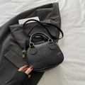 Bolso bandolera negro chic de piel sintética con relieve y herrajes dorados - Negro