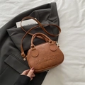 Bolso bandolera vintage marrón con letras grabadas y herrajes dorados - Marrón