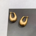 Dettaglio degli orecchini a cerchio a U in oro lucido con design a goccia minimalista - Orecchini a forma di U dorati / Oro