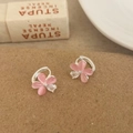 Détail des boucles d'oreilles fleur rose avec pétales œil-de-chat et zircon scintillant - Boucles d'oreilles fleur rose / Rose