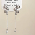 Dettaglio orecchini a fiocco con zirconi e nappe lunghe in rame 100% finitura argento - Argento Zirconia con Nappine