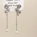 Dettaglio di orecchini a fiocco argento con lunghe nappe a catena e perle bianche - Argento Perla con Nappine
