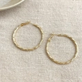 Klassische goldene Creolen mit spiralförmig gedrehter Textur für einen eleganten Look - Ring mit Spiralstruktur / Gold