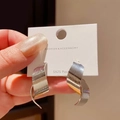 Nahaufnahme silberner geometrischer Ohrstecker mit gebürsteter Textur und S925-Stift - Gebürstete Ohrstecker / Silber