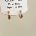 Detail of rose gold geometric hoop earrings made of 100% copper with cubic zirconia - Rose Gold