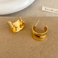Elegante gouden golvende C-vormige oorknopjes met glanzende afwerking op bruine achtergrond - A-66 Glanzende Gouden Oorknopjes
