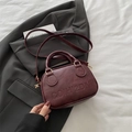 Bolso bandolera retro de cuero color burdeos con herrajes dorados y correa ajustable - Rojo